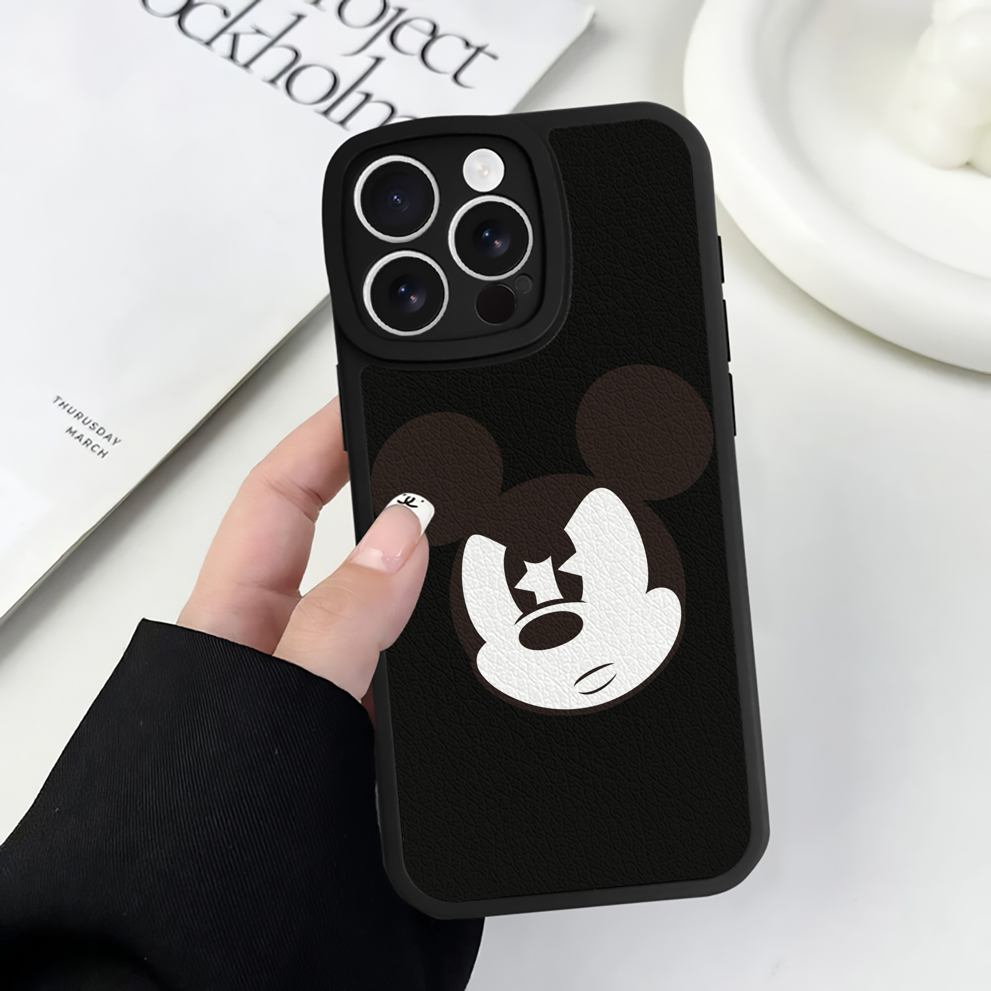 （画像用） ミッキーマウス Mickey Mouse 【iPhone 16シリーズ対応】シリコンスマホケース（レザー調） 材質：シリコン